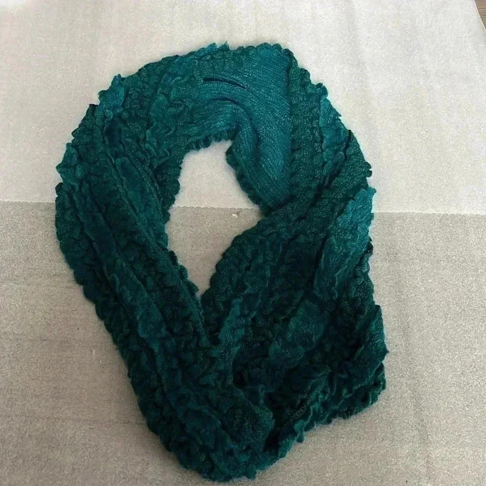 ❤️2/$30❤️Charlie Paige Dark Green Acrylic Infinity Foulard Scarf